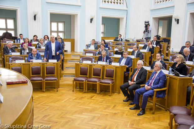 БУРА У ЦРНОГОРСКОМ ПАРЛАМЕНТУ: Председник Собрања Џафери је терориста, срам вас било!